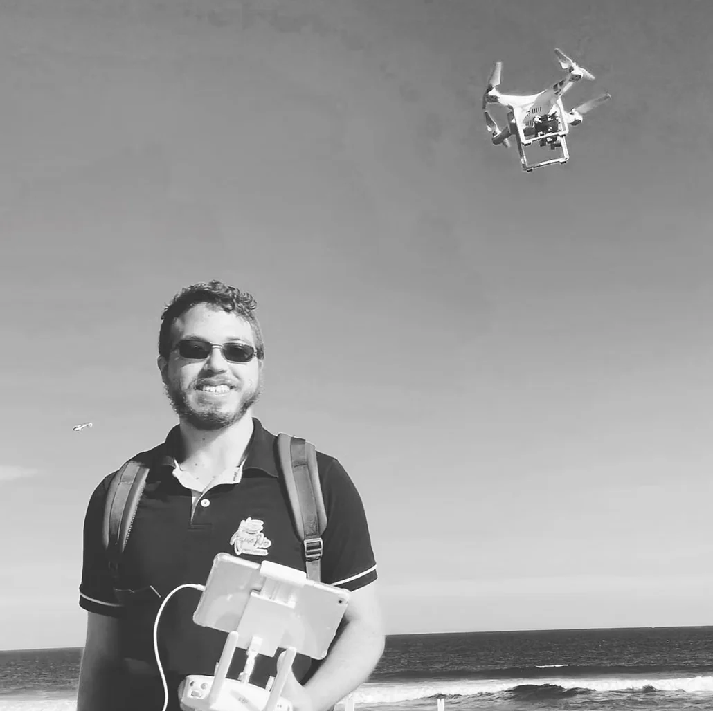Aluno com equipamento de drone em aula prática
