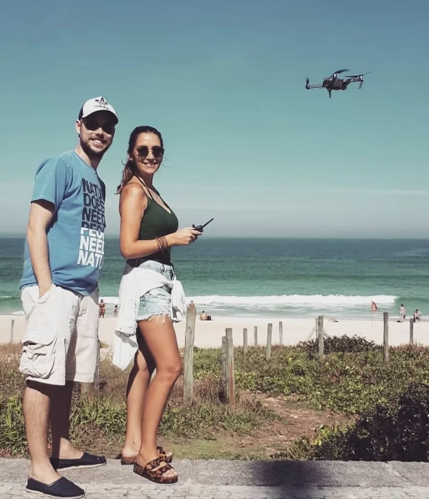 Alunos em atividade prática com drone próximo ao mar