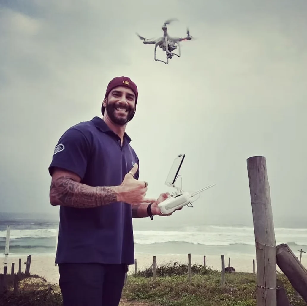 Aluno durante treinamento de pilotagem com drone